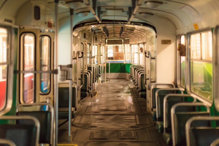 Historia transportu publicznego w Ligocie: od tramwajów po autobusy