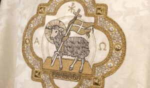 Unikalne wzory i najwyższa jakość - Ornaty, Alby i Komże od Ornaty.pl 12 ornat z barankiem wielkanocnym uszyty na ozdobnej tkaninie s 7072 05 88 58385293803855